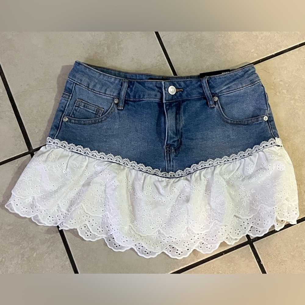 Stylish Blue Denim Mini Skirt with White Lace